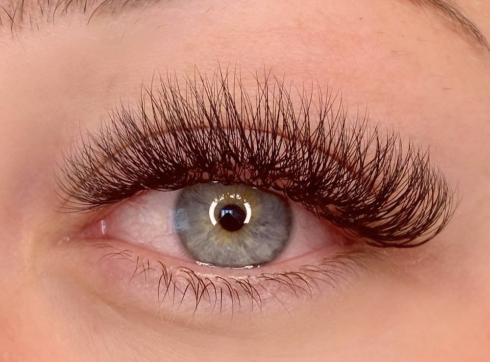 Hybrid Lash Extensions after a refill